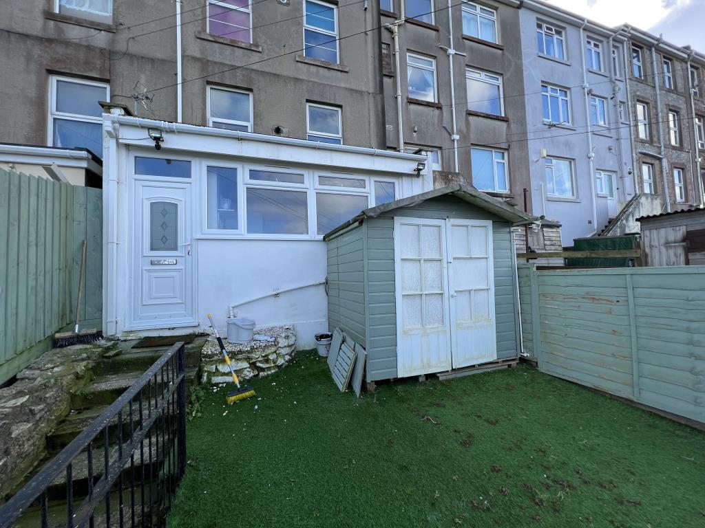 Lot: 91 - VACANT FREEHOLD THREE-BEDROOM MAISONETTE WITH GARDEN AND PARKING - 